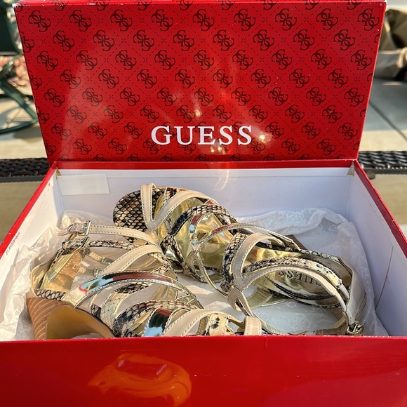 GUESS PLATFORM HEELS - Picture 9 of 10